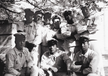 海軍兵学校第72期の同期と（後列右端が池田さん）