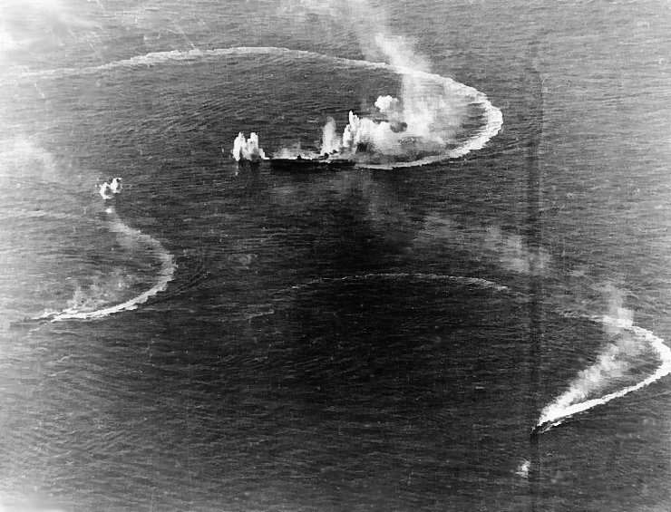 マリアナ沖で米軍の攻撃を受ける空母「瑞鶴」と２隻の駆逐艦