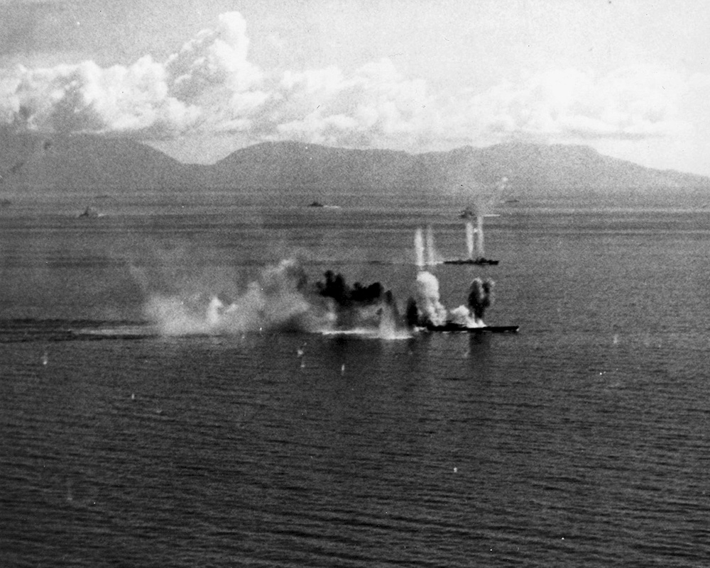 レイテ沖海戦で攻撃を受けている戦艦「武蔵」、奥は護衛に付けられた駆逐艦「清霜」
