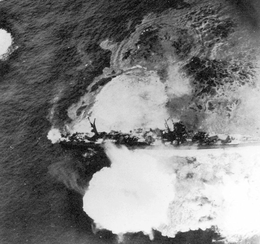 魚雷と爆撃による猛攻を受ける矢矧