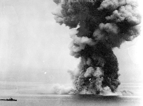 敵機の集中攻撃により爆発炎上し、巨大なキノコ雲を発しつつ沈没する大和