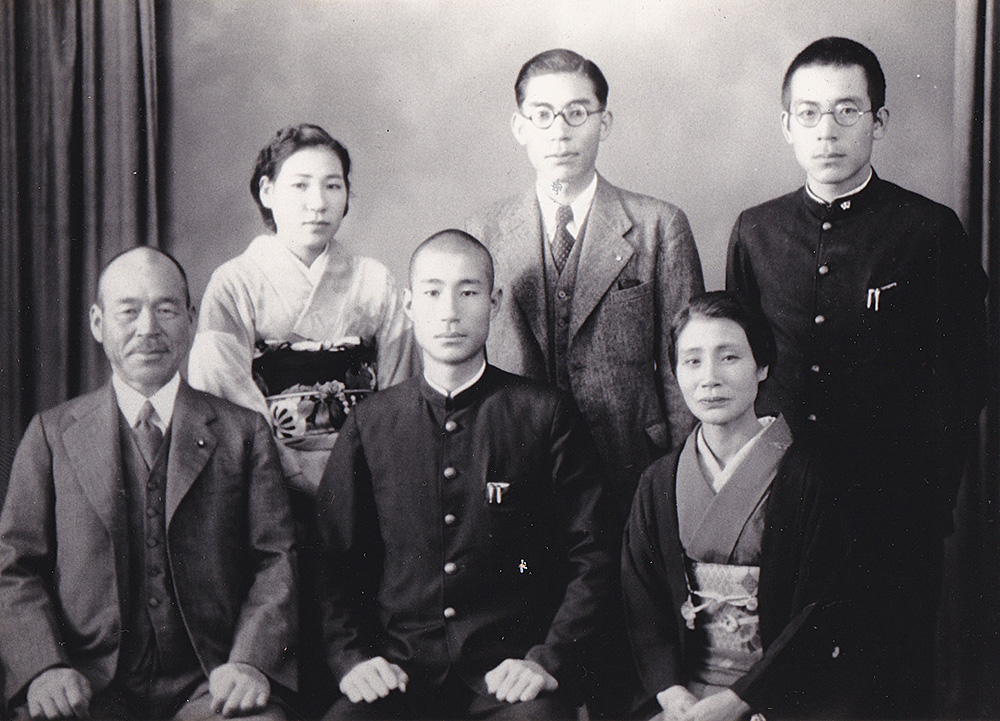 江田島の海軍兵学校へ出発する際に家族と撮影（前列中央が池田さん）