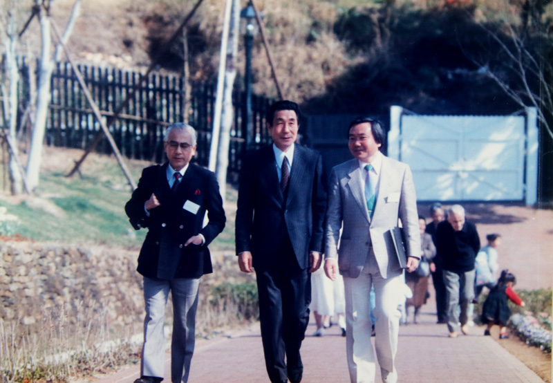 完成したオランダ村を視察する池田さん(写真中央)