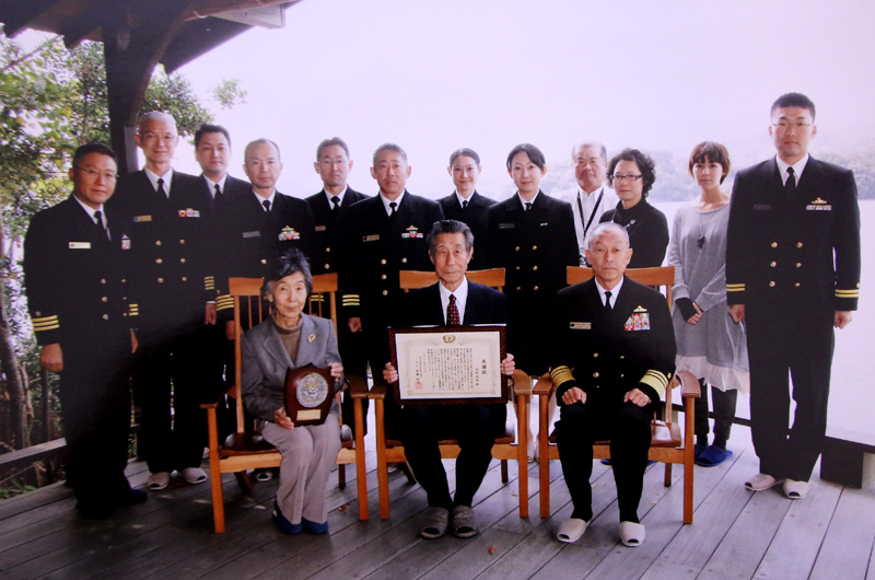 戦後、戦没者追悼など長年の平和への功績が認められ、海上自衛隊から感謝状を授与された