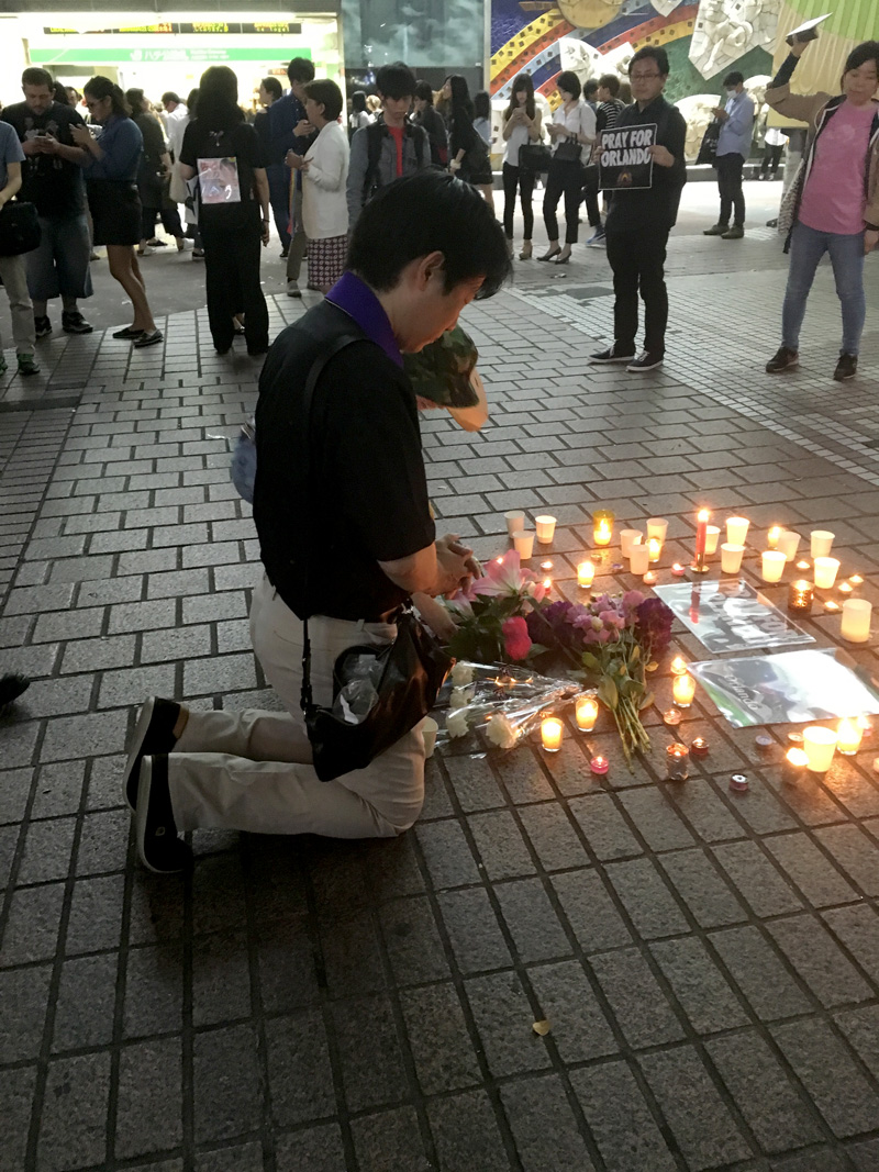 アメリカ・オーランドの銃撃事件の追悼集会で祈りを捧げる(2016.6 渋谷駅前)