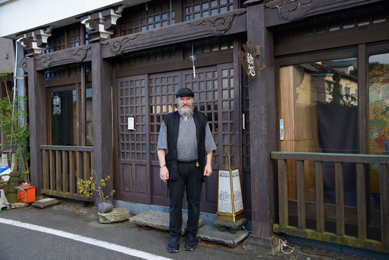 「繪処アラン・ウエスト」の前で