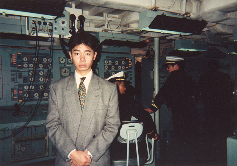 宇宙通信時代の関さん。顧客だった防衛庁(当時)主催の海上自衛隊の観艦式にて