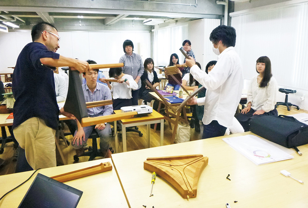 角田さんによる東北芸術工科大学での初回講義の様子