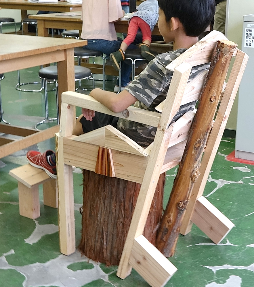 参加者の制作した椅子