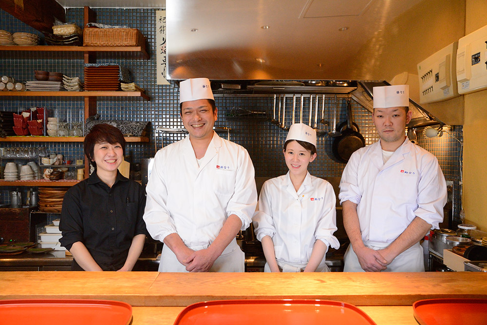 奥さんと弟子の料理人2人と一緒に