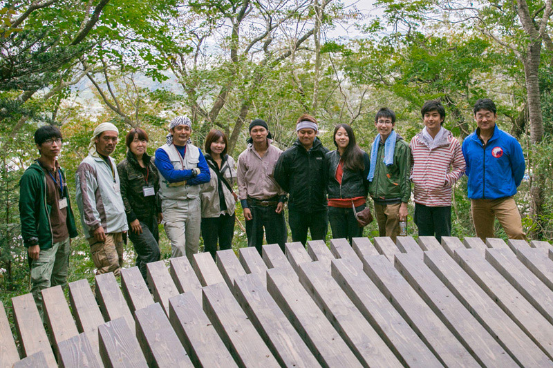 作業を行った古谷研究室の学生たちとC.W.ニコルアファンの森財団の大澤渉氏（写真左端）、神吉さん夫妻（左から３、４番目）