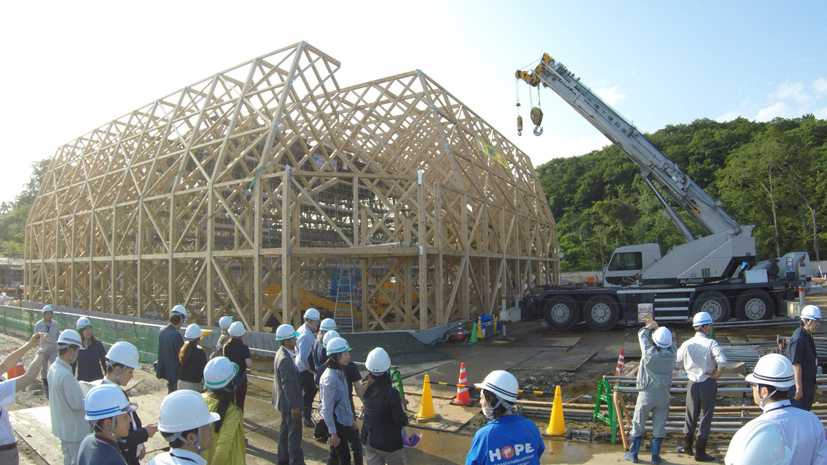 防災集団移転促進事業の「野蒜ケ丘」（野蒜北部丘陵）地区で木をふんだんに使った新校舎の建設工事が始まった