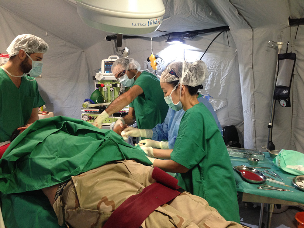 2016年に派遣されたイラク・モスルで、病院のオープンとともに早速運び込まれた患者の手術に対応する白川さん（©MSF）