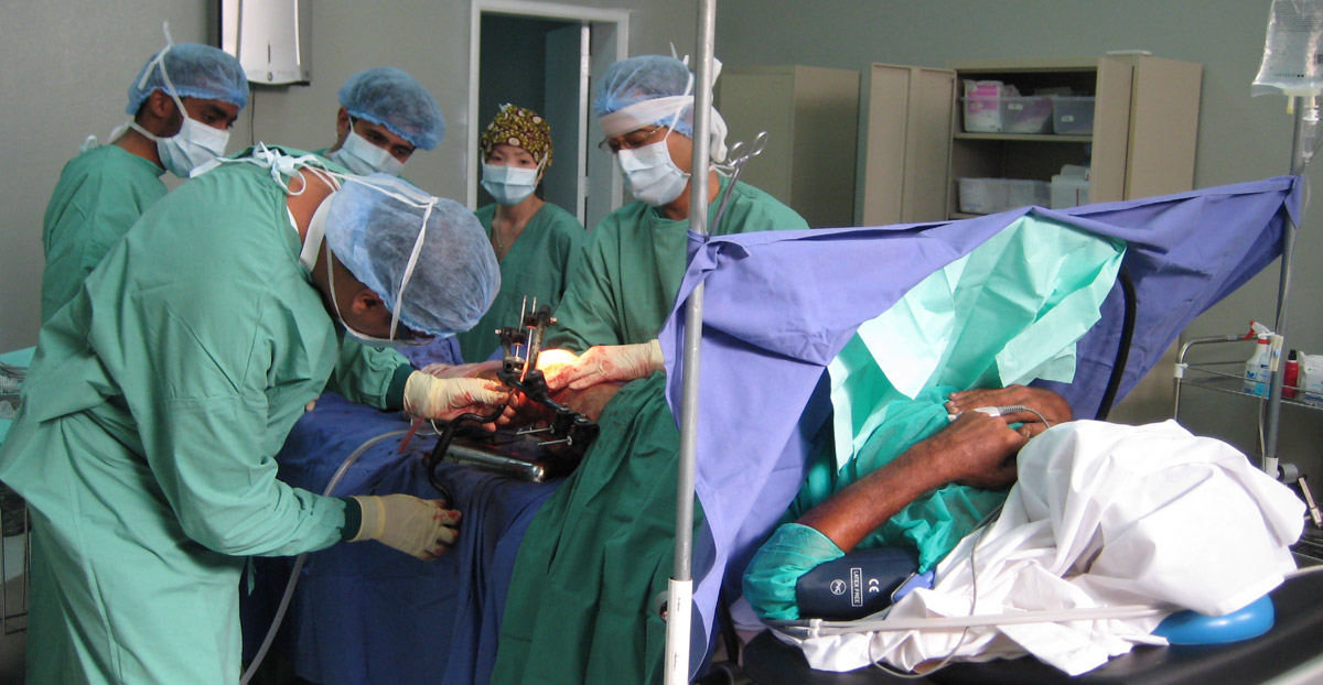 2012年イエメンでの手術の様子(©MSF)