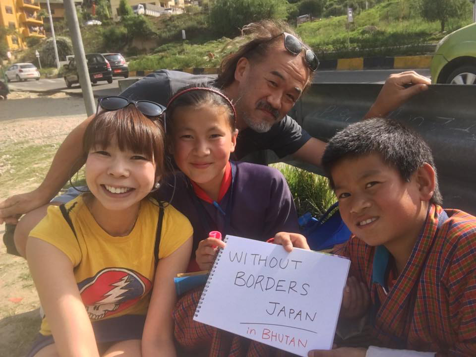 途上国には岩田さんの妻で、岩田さんの活動を支える一般社団法人「ウィズアウトボーダー」の代表でもある宏美さんも同行し、岩田さんの活動を全面的にサポートしている。ちなみに現地での写真も宏美さん撮影。ブータンにて(写真提供:ウィズアウトボーダー)