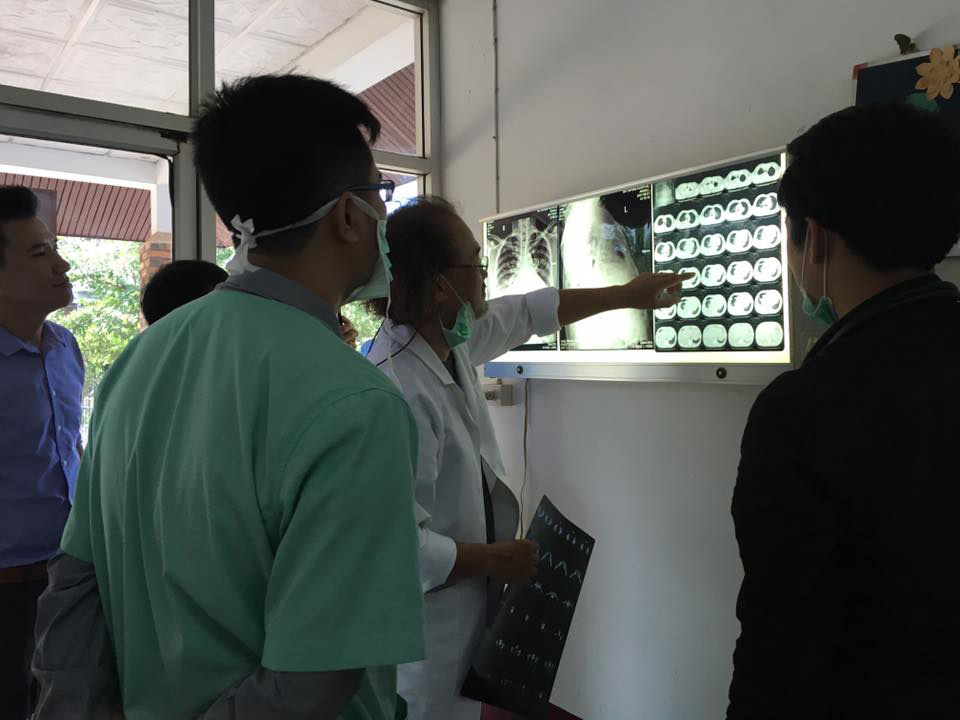 カンボジアの病院で患者のレントゲンを見ながら手術前のミーティングを行う岩田医師（写真提供：ウィズアウトボーダー）