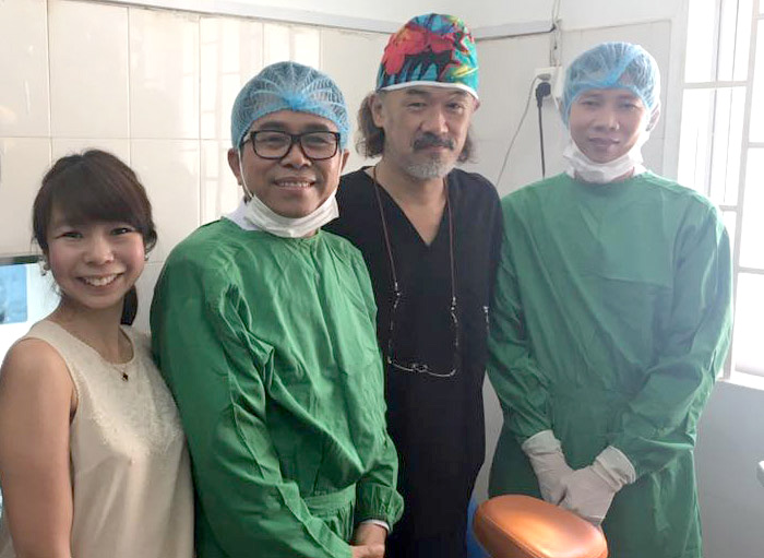 カンボジアの病院で現地医師たちと。左端は岩田さんの妻で、一般社団法人ウィズアウトボーダーの代表でもある宏美さん(写真提供:ウィズアウトボーダー)