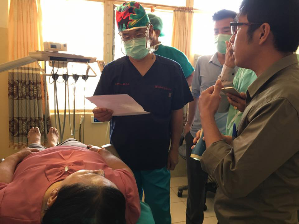 ラオスの病院で診察中の岩田医師(写真提供:ウィズアウトボーダー)