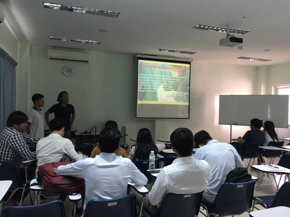 カンボジアUP大学で歯学部の学生に講義する岩田さん。テーマは骨造成について(写真提供:ウィズアウトボーダー)