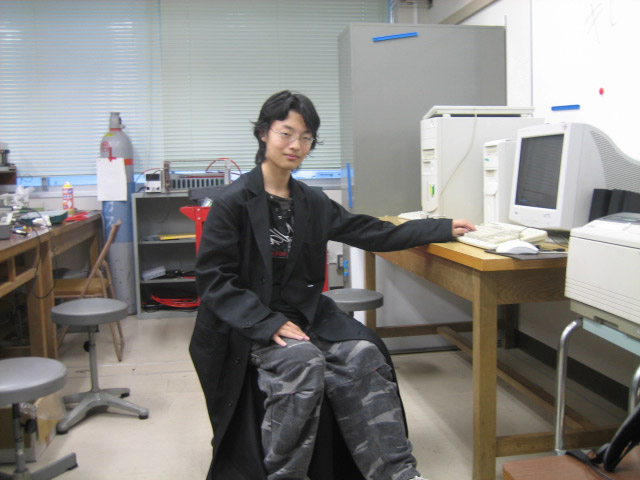 高専時代の吉藤さん。「黒い白衣」はこの頃に開発