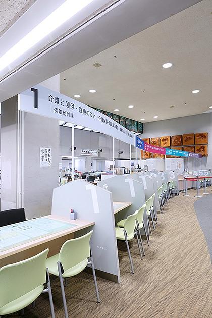 市民課窓口／特産品である将棋駒をモチーフにしたパネル。