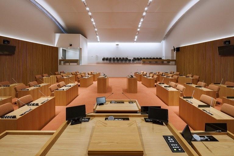 議場／議長を中心に議員と理事者が対峙し、「より議論が見える」ことを目指した対面型配置。