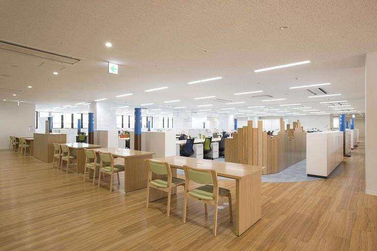 2F 窓口／見通しを良くしながら部署を表示するスタンドサイン。