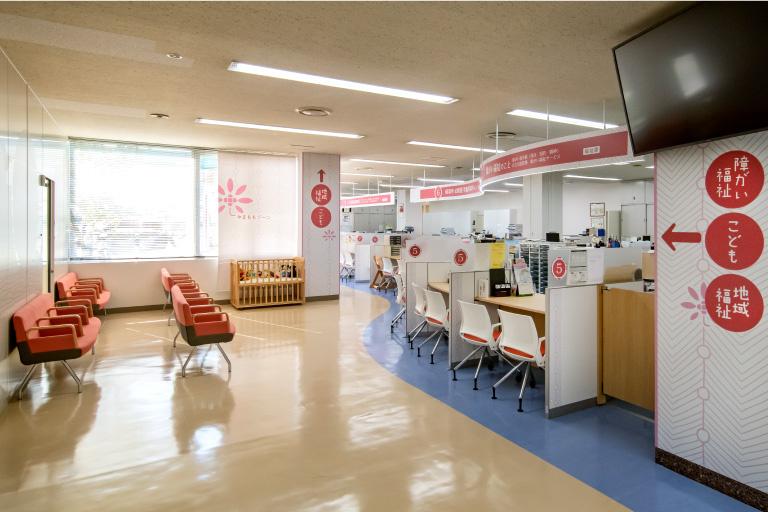 1F 障がい福祉窓口／プライバシーに関わる相談を安心して利用できるローカウンター窓口。