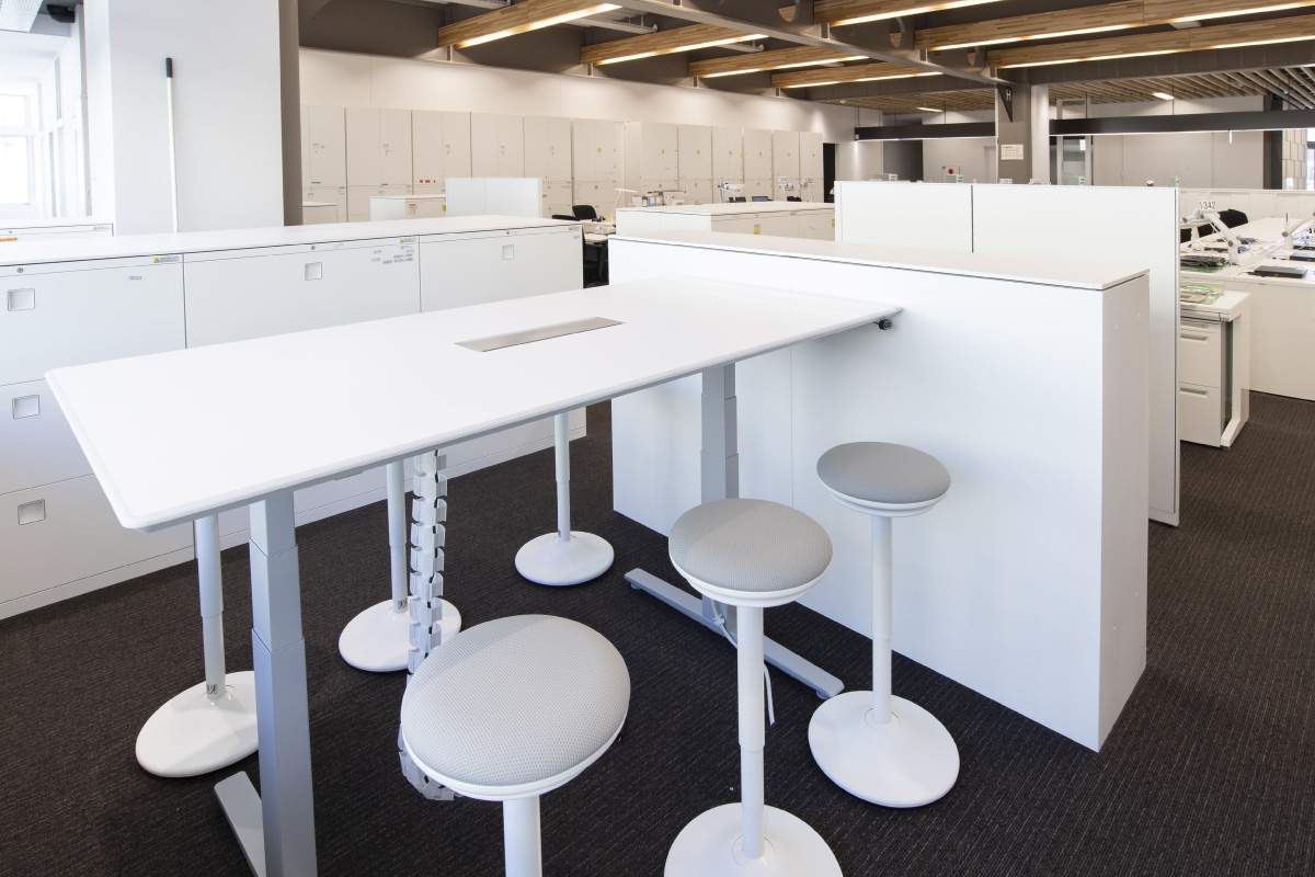 各階執務スペース／窓際に配置された立ち会議スペースはクイックミーティングにも対応。