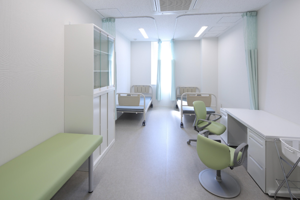 診察室／2台のベットを配置し、安心して静養できるスペース。