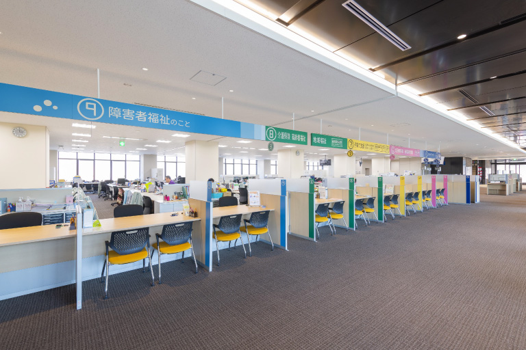 窓口カウンター／利用目的の表記・窓口毎に番号と色分けすることで、市民にわかりやすい窓口を実現。