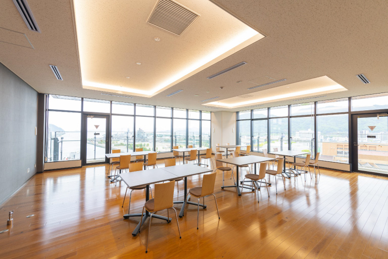 ８階　会議室／瀬戸内海や市街地を一望できる開放的なスペースを設置し、市民交流の場としても利用できる。