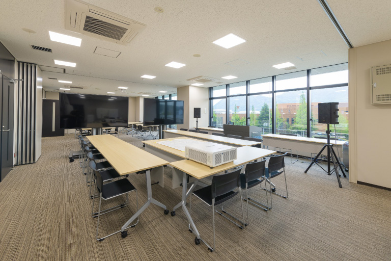 防災会議室／可動式間仕切りを開放することで、隣の会議室と合わせて最大100名収容可能。