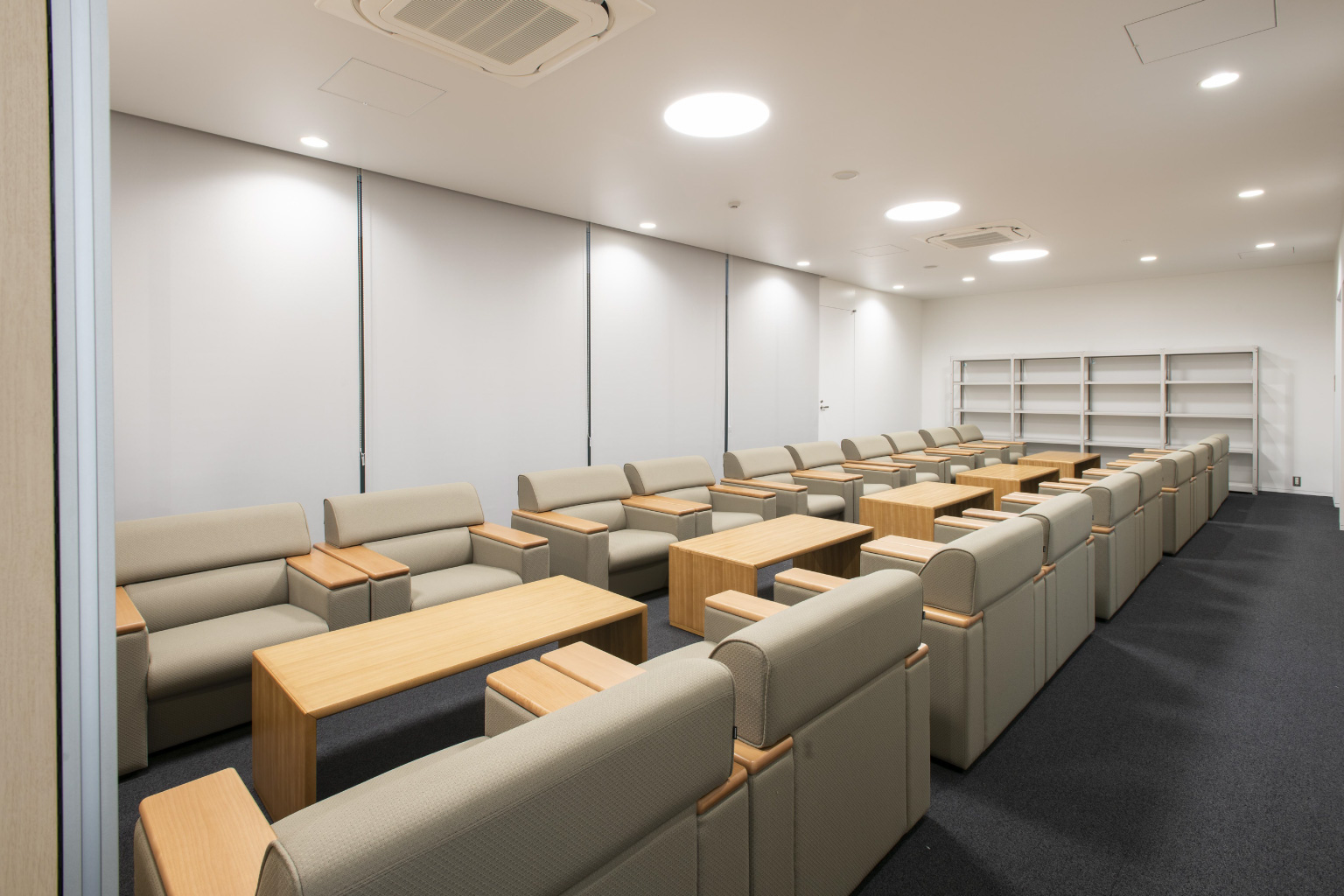 5F 議員控室／待合スペースは、簡易な打合せスペースとしても利用可能。