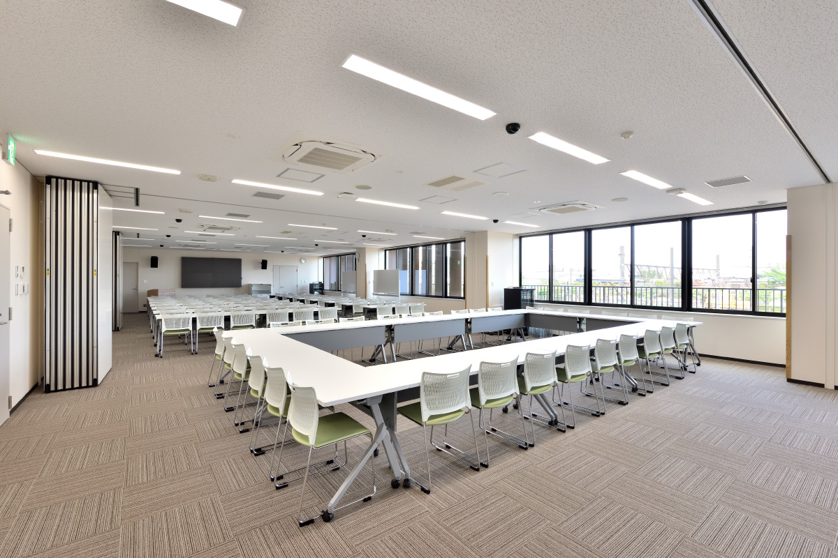 大会議室／利用形態に応じて、可動間仕切りで分割して利用可能。フレキシブルな運用がしやすいよう、キャスター付きテーブルと軽量タイプの椅子を採用。