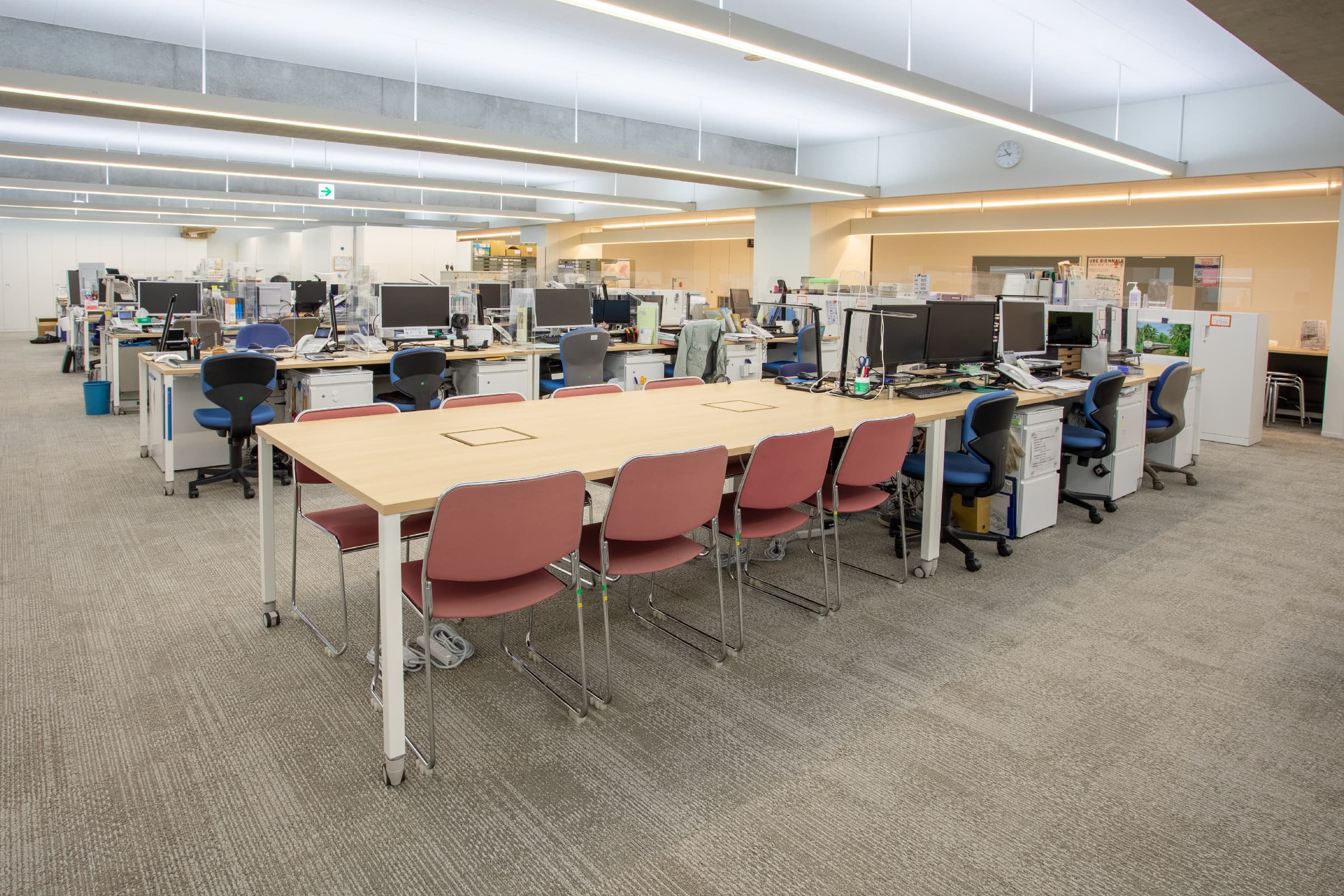 執務室／部・課長席を含むユニバーサルレイアウトを採用。職員配置がないスペースは、ミーティング・作業スペースとして活用。