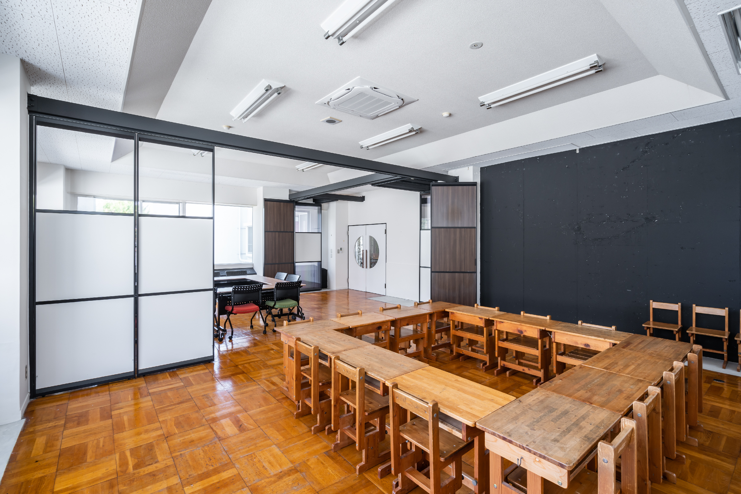 会議室／空間を可動パネルで仕切り、２部屋の会議室としても利用可能。圧迫感を感じさせない配色や表面材を採用。