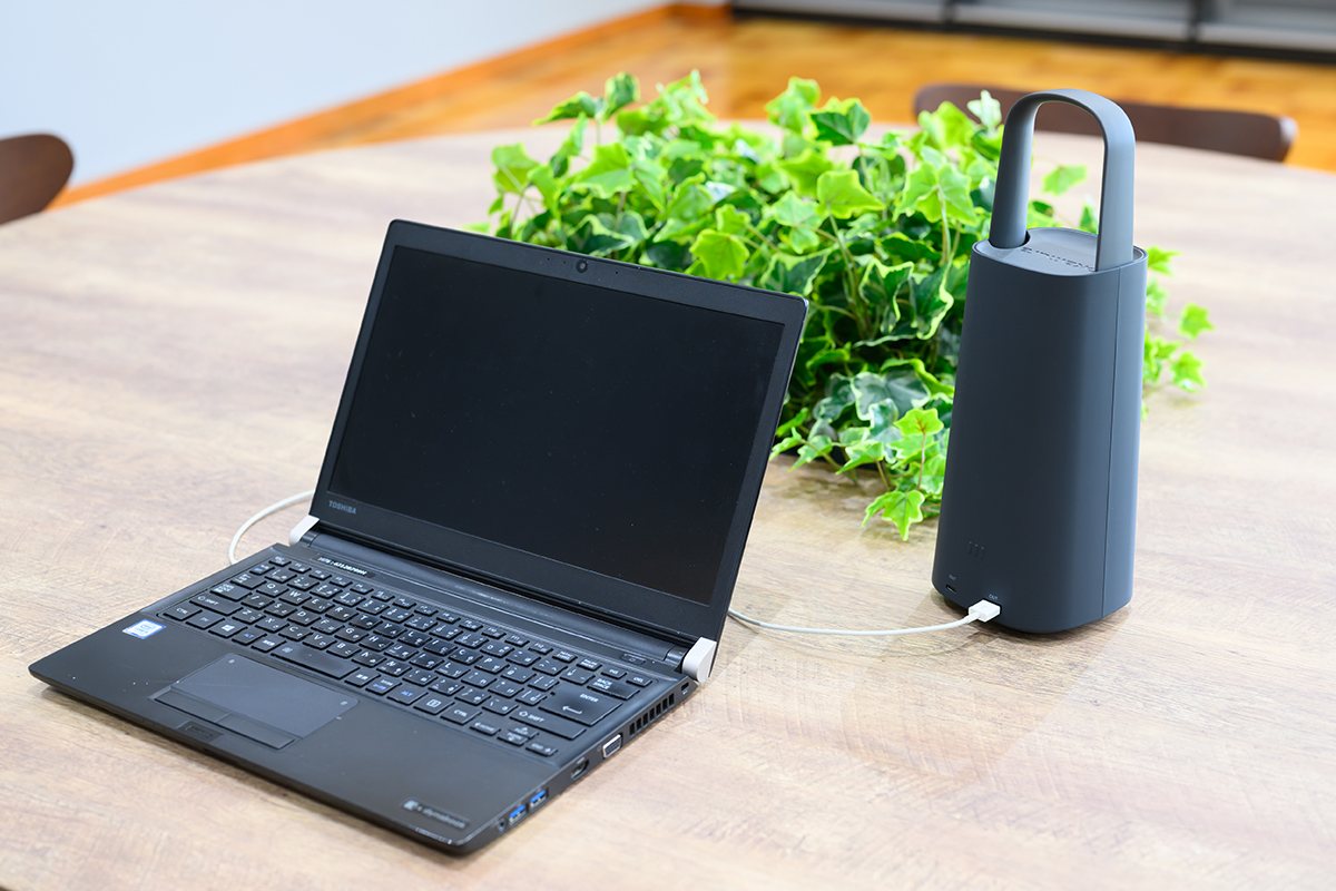 モバイルバッテリー／電源位置に縛られず、什器のレイアウト変更が可能。コードレスでストレスなく電源を確保できる。