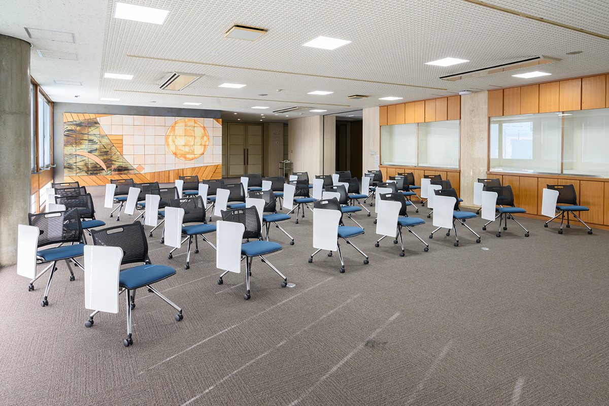 セミナー会場／各種イベントやセミナーなどを定期的に開催。椅子は座面を跳ね上げることでコンパクトに収納でき、A3サイズの大型テーブルやかばんフック付のシエルデザイン。