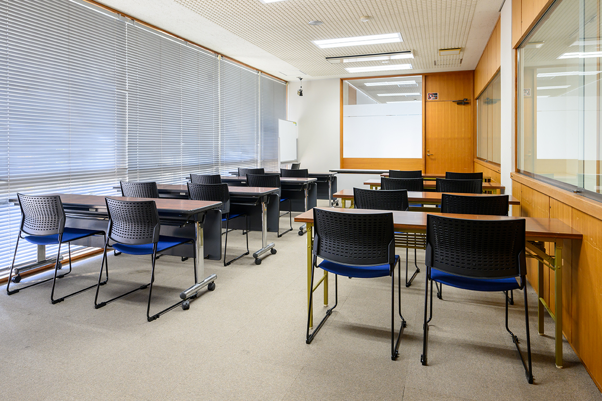 会議室／市民への貸し出し可能な会議室。移動やスタッキングやしやすいよう、4.5Kgの軽量タイプのチェアを採用。
