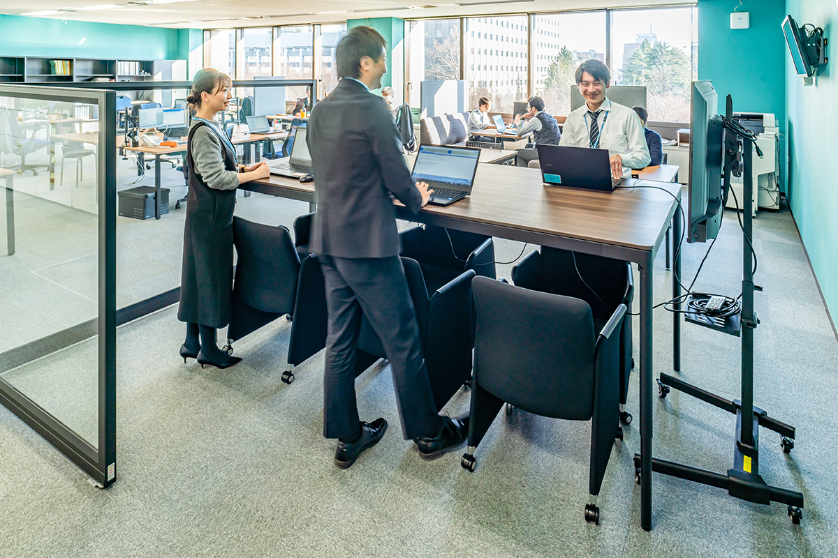 ミーティングスペース／上下昇降テーブルを高く設定し体勢が変わることで、かしこまることなくカジュアルな雰囲気を演出、活発な意見出しや会議の効率化につなげている。