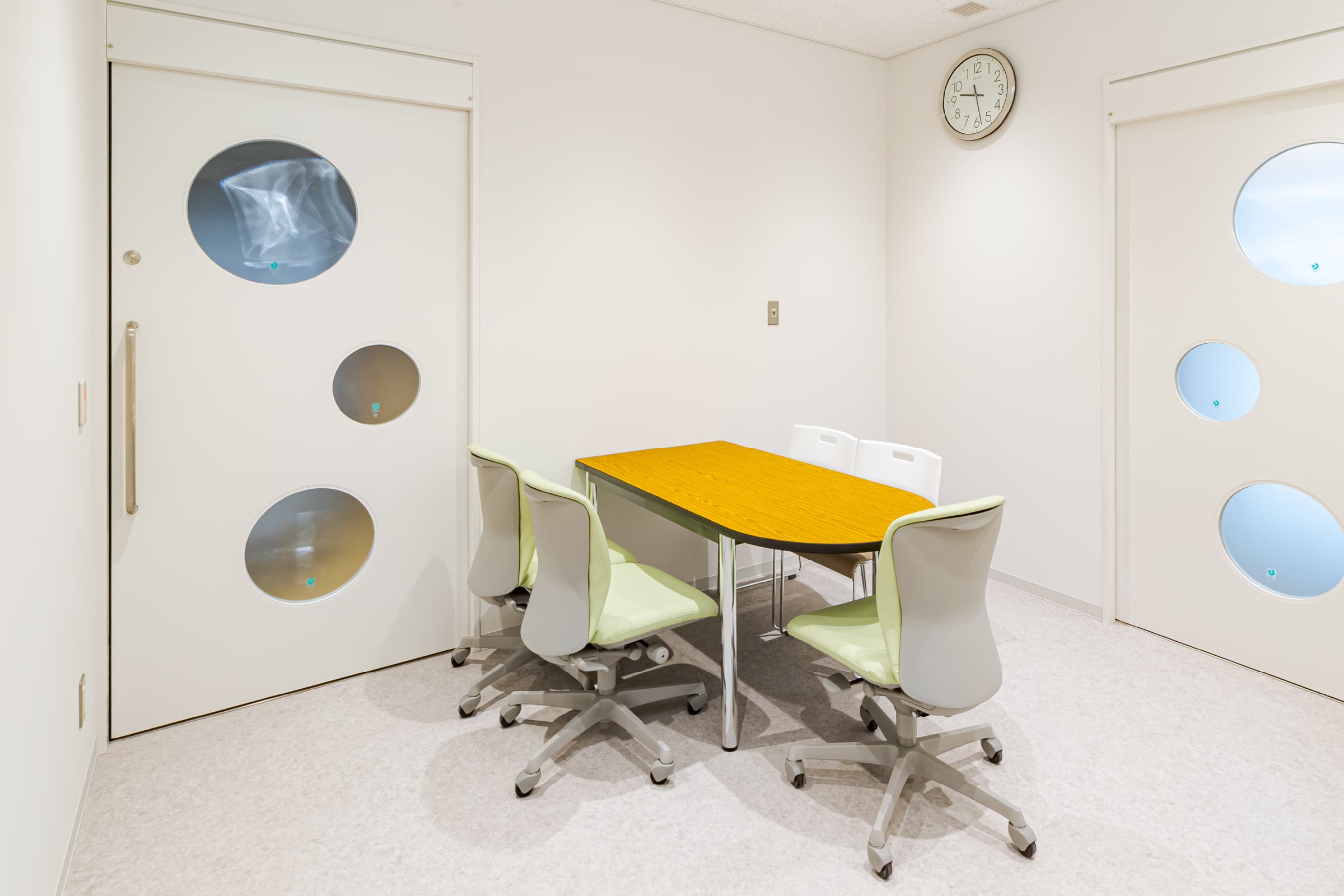 長崎健康相談所　面談室(兼授乳室）／2箇所ある面談室は、授乳室としても利用可能。椅子張材は耐アルコール・耐次亜塩素酸ナトリウム仕様とし、メンテナンス性にも配慮。