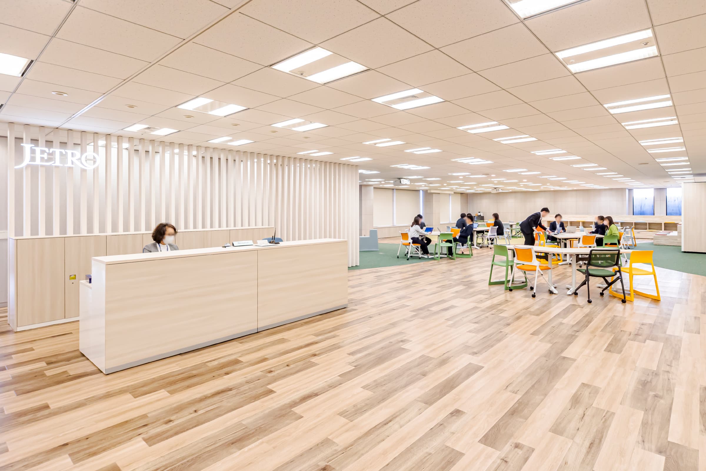 共創エリア　レセプション／日本の企業×海外の企業×JETROの交流を促進し、イノベーション創出の場として、既存ホールを改装。