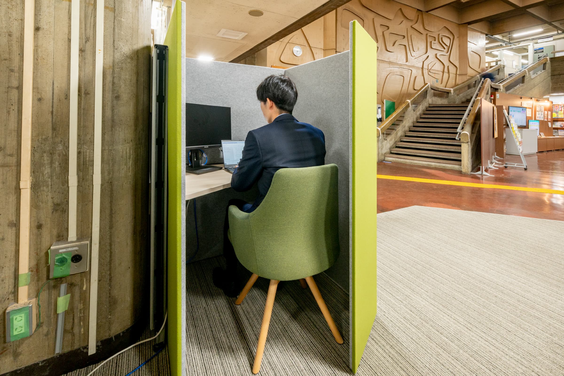集中ブース／周囲の視線を緩やかに遮り、吸音パネル仕様のワークブースを配置。集中が必要な作業、WEB会議、職場内でもセキュリティーを要する作業などに。