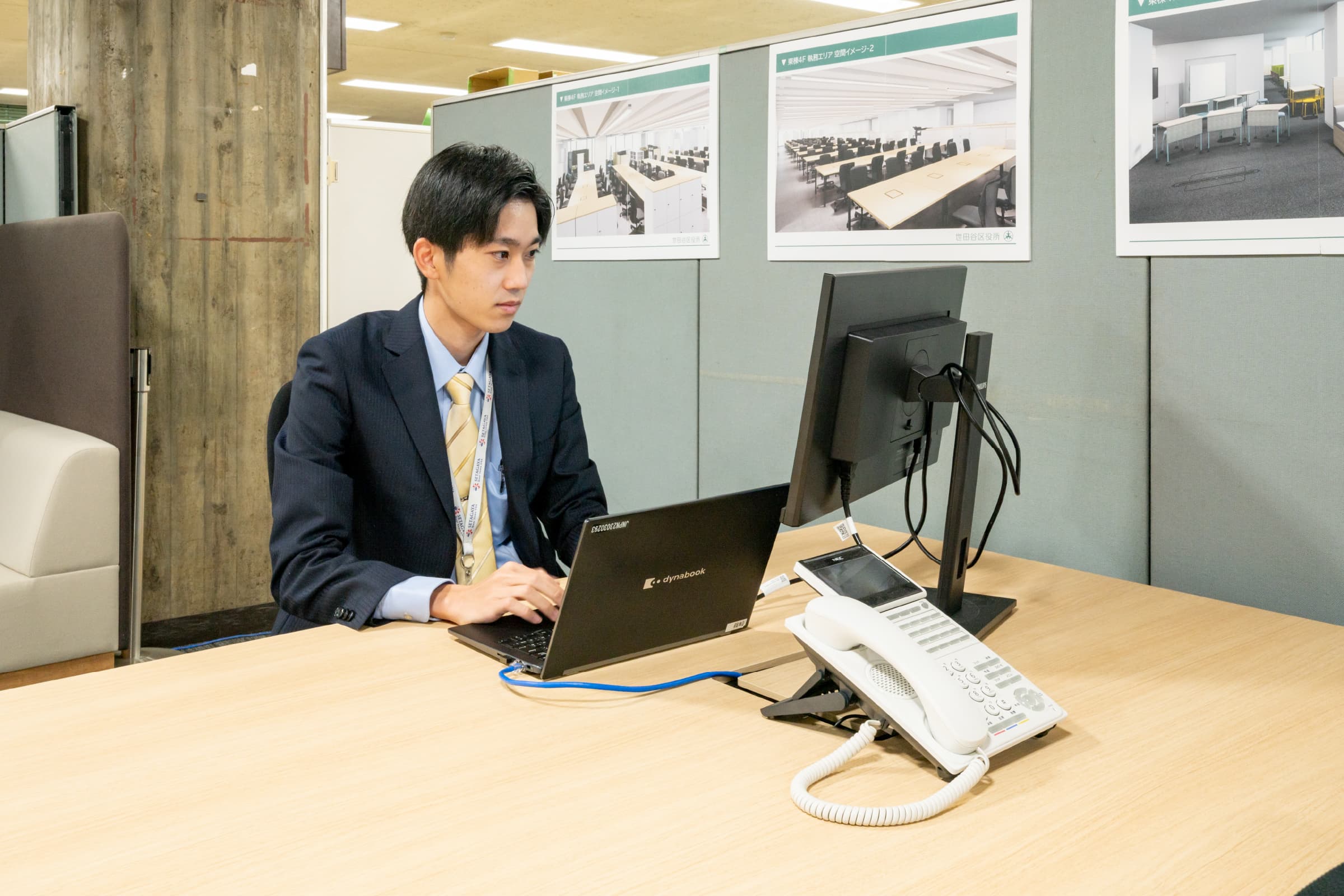 デュアルモニター／将来に向け、業務効率改善に伴う文書類の電子化に備え、デュアルモニターを活用し、複数画面の利用や、図表などを大きく投影することで業務効率の向上に繋げる。