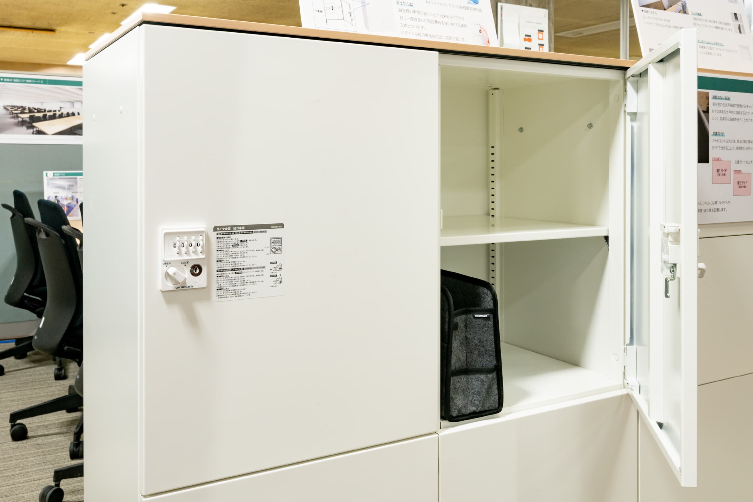 モバイルロッカー（ダイヤル錠仕様）／自席のワゴンを廃止し、モバイルロッカーに個人書類やPCを収納。運用面に配慮したダイヤル錠仕様を採用。