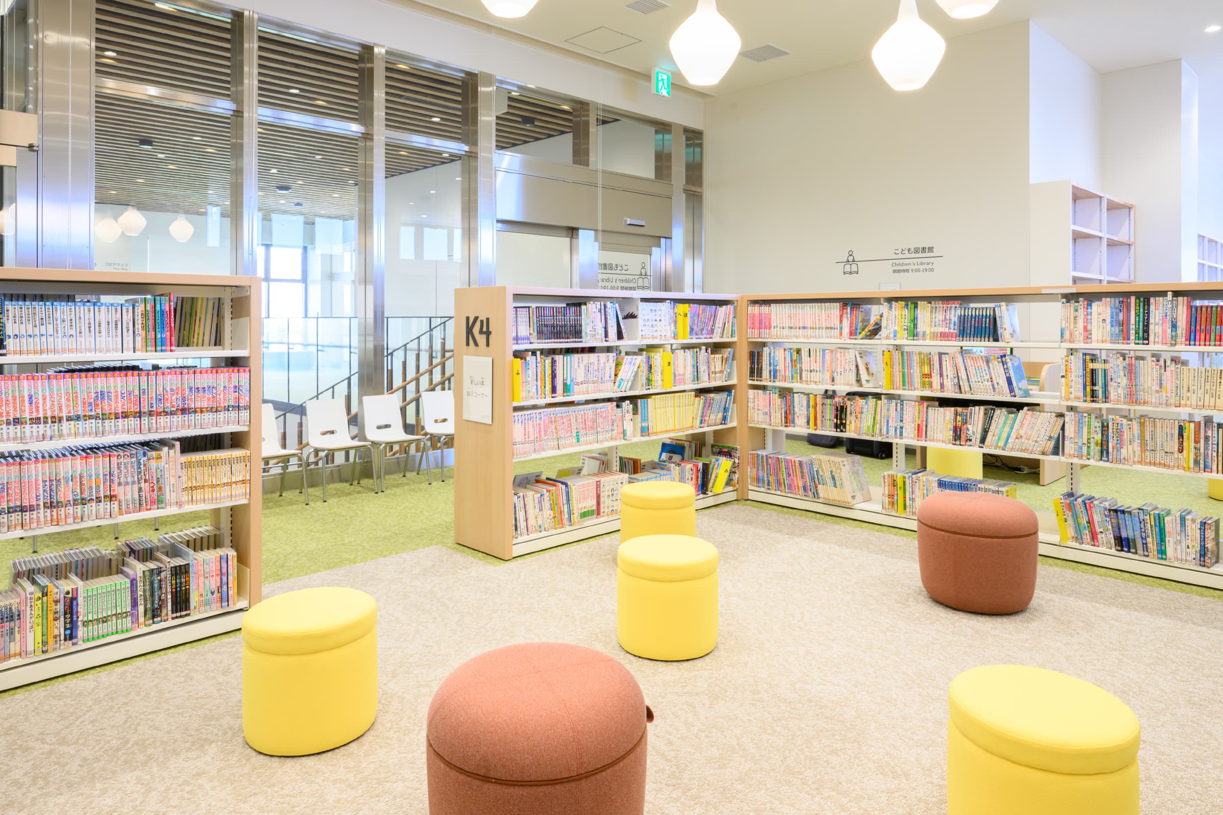 こども図書館／各所にスツールやベンチを配置し、ゆっくりと本を選んだり、閲覧できる場を提供。書籍落下防止の為、４℃傾斜棚に設定可能。