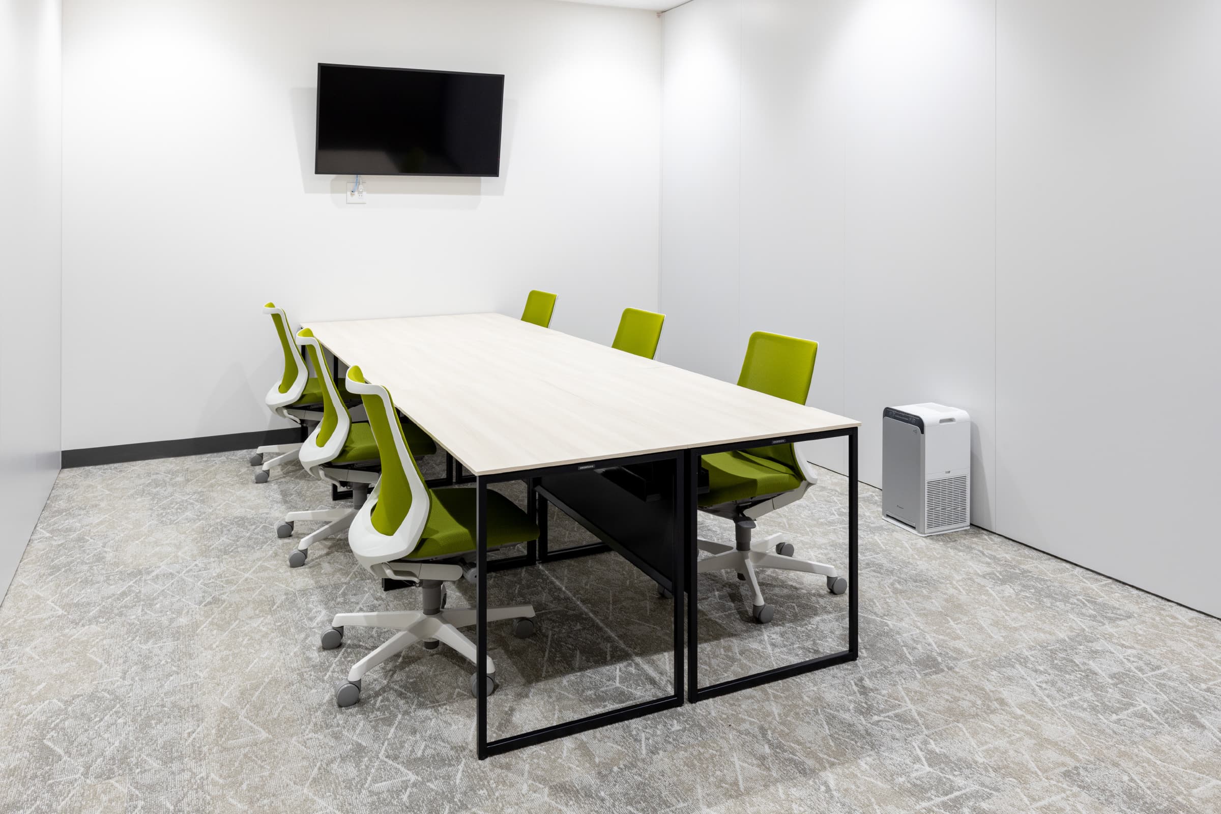 シェアオフィス／14居室あるシェアオフィスは、居室毎に椅子や内装を変え、オリジナリティーを演出。薄い天板と細いフレーム脚によるシンプルなデザインで、下肢空間を広く利用できるデスク。　