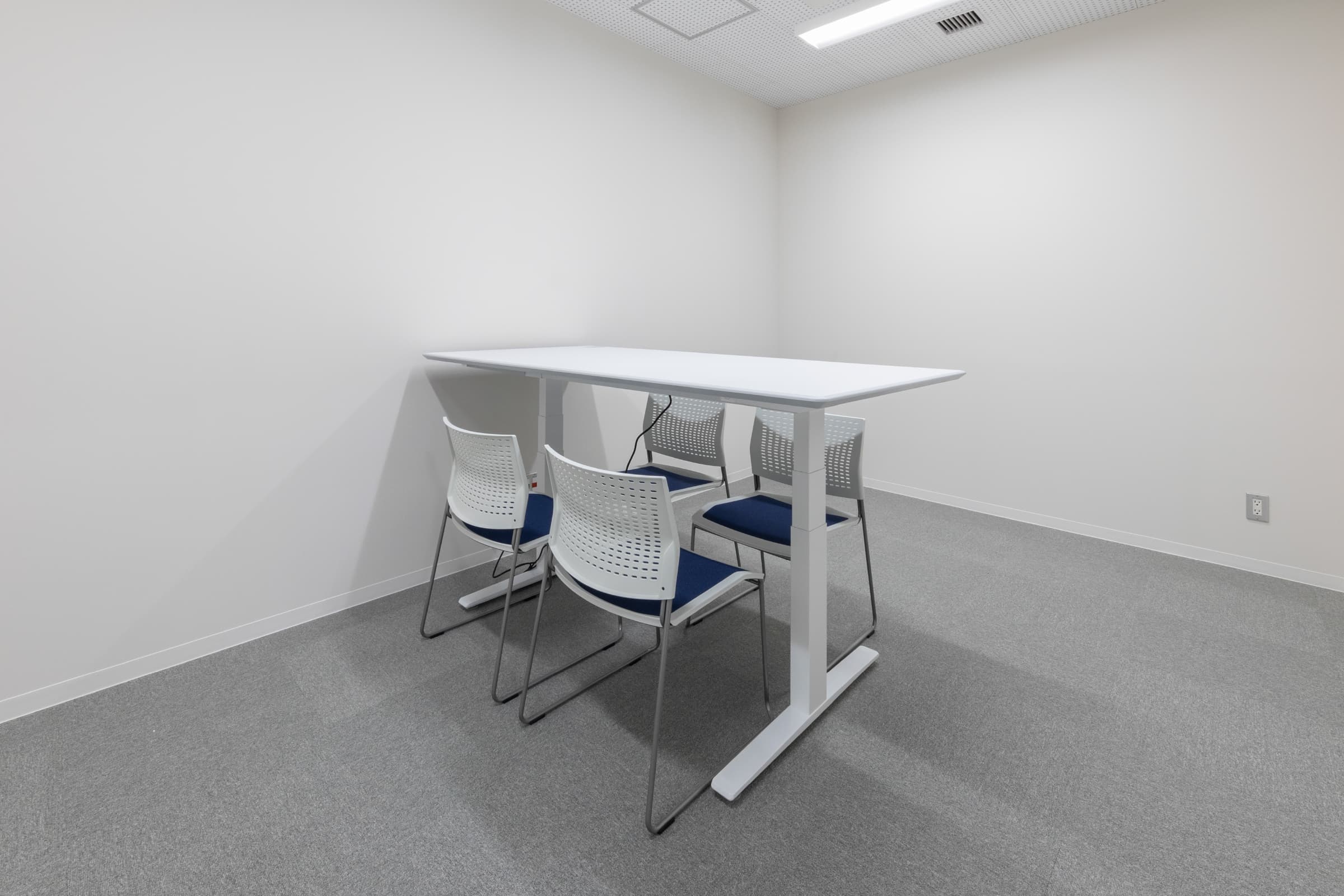 会議室／上下昇降テーブルを配置し、短時間の立ち会議や、作業しやすい高さに合わせることが出来る作業スペースとして活用。
