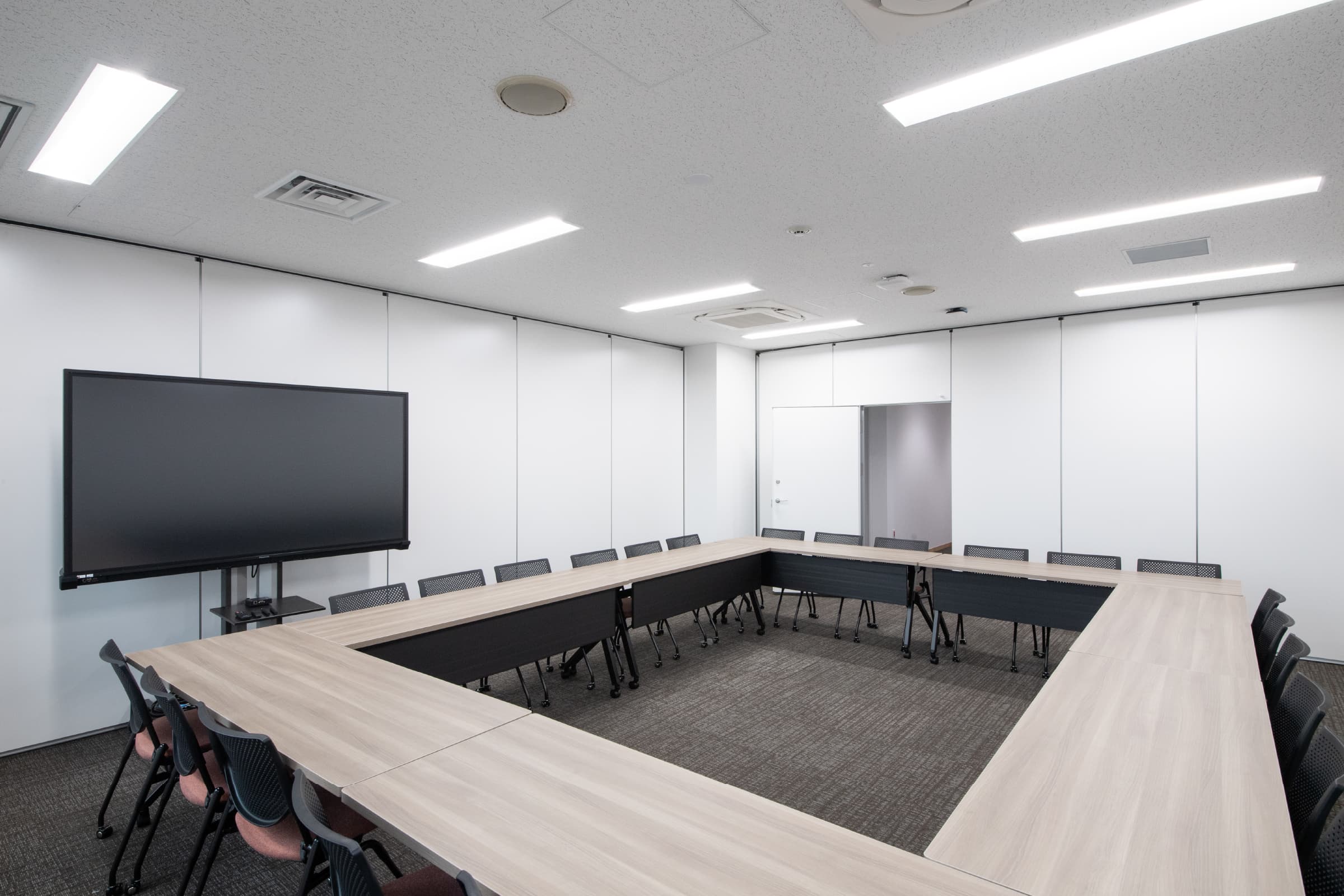 会議室／大空間を可動間仕切り(建築工事）で分割している会議室。会議内容に合わせ、さまざまなレイアウトに対応できるよう、軽量タイプの可動式什器を採用。